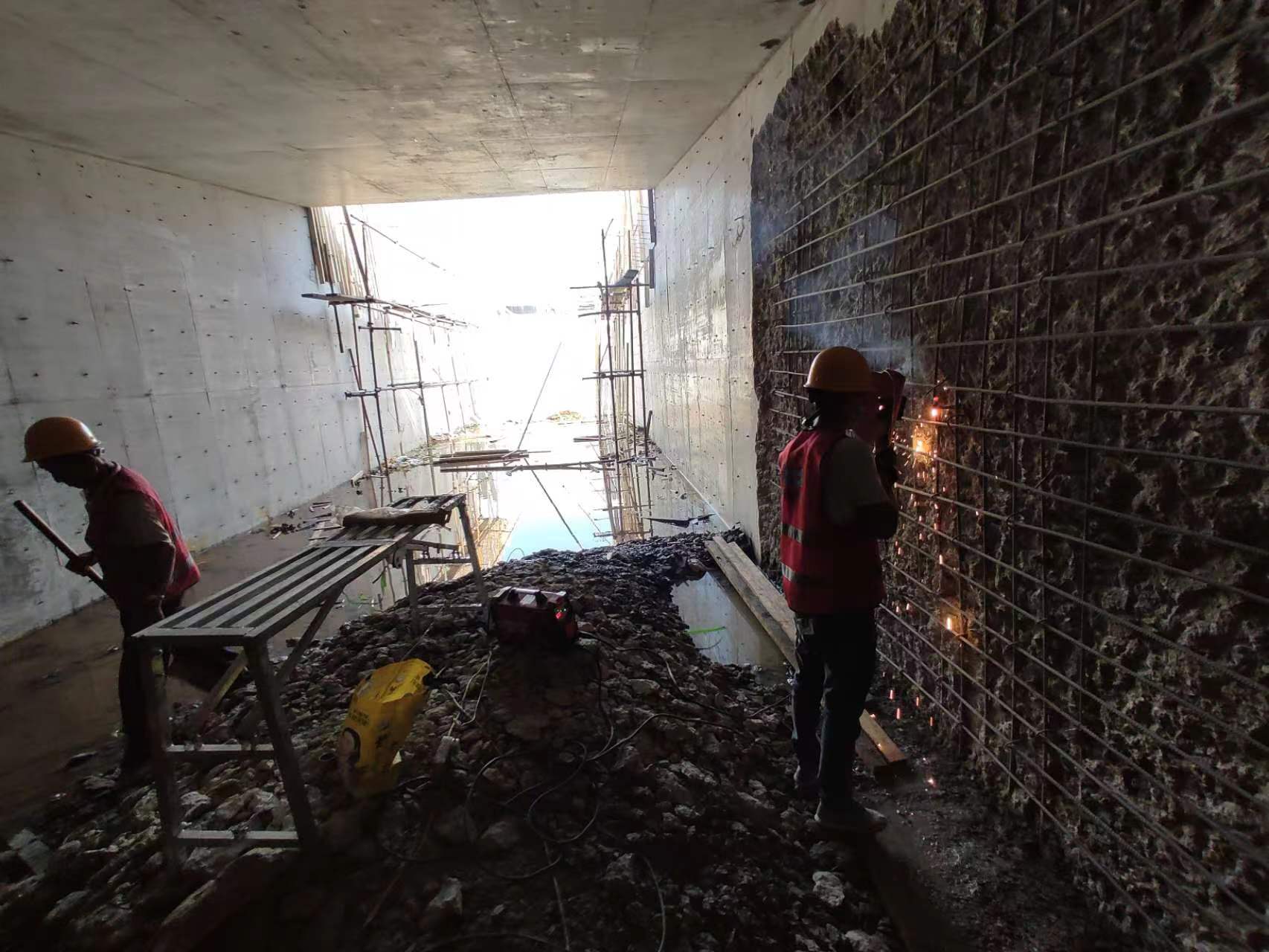 东港挖断承重墙导致楼体开裂，加固施工方案出炉